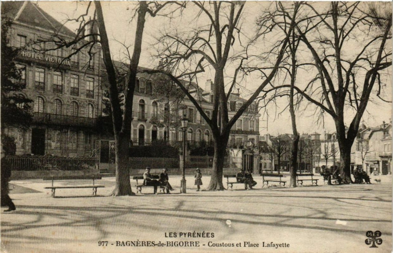 Carte postale ancienne Bagneres-de-Bigorre Coustous et Place Lafayette à Bagnères-de-Bigorre