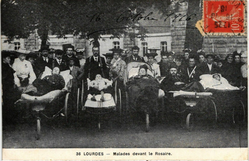 Carte postale ancienne Lourdes - Malades devant le Rosaire à Lourdes