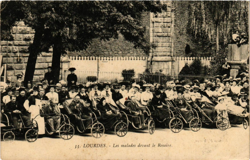 Carte postale ancienne Lourdes - Les Malades devant le Rosaire à Lourdes