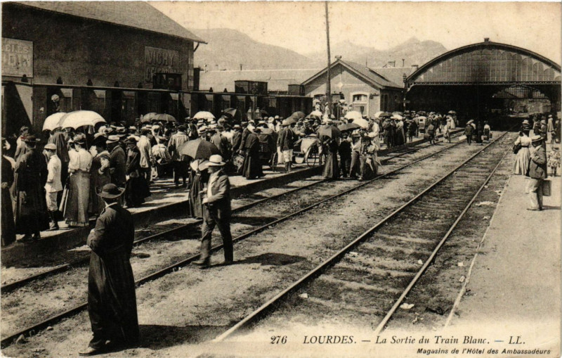 Carte postale ancienne Lourdes - La Sortie du Train Blanc à Lourdes