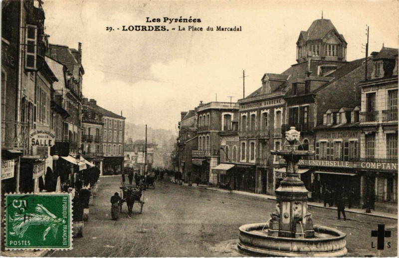 Carte postale ancienne Lourdes - La Place du Marcadal à Lourdes