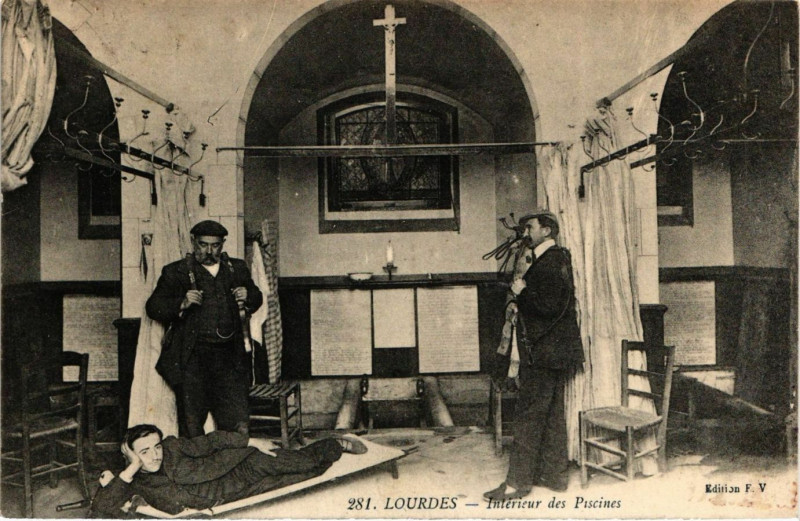 Carte postale ancienne Lourdes - Interieur des Piscines à Lourdes