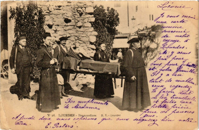 Carte postale ancienne Lourdes - Brancardiers à Lourdes