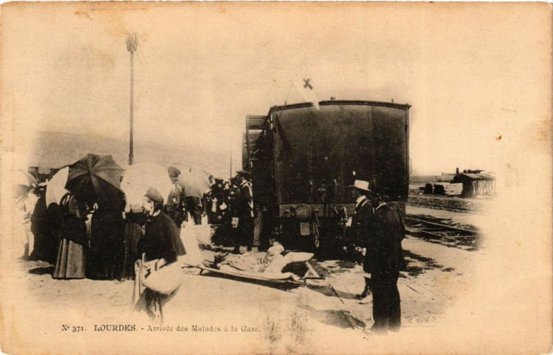Carte postale ancienne Lourdes - Arrivée des Malades à Lourdes