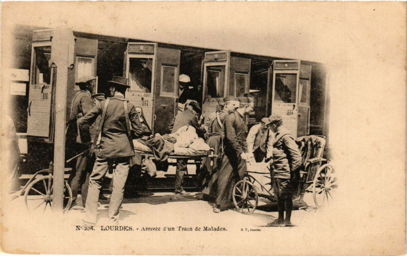 Carte postale ancienne Lourdes - Arrivée d'Un à Lourdes