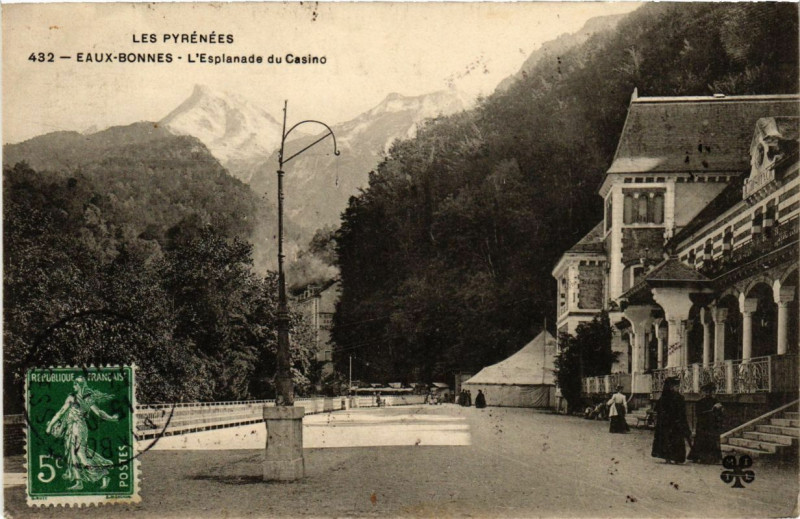 Carte postale ancienne Pyrenées - Eaux-Bonnes - L'Esplanade du Casino