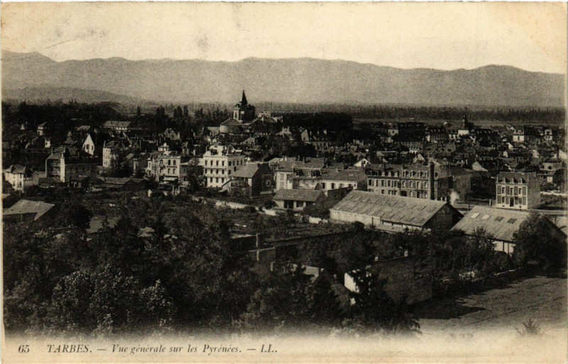Carte postale ancienne Tarbes - Vue générale sur les Pyrenées à Tarbes