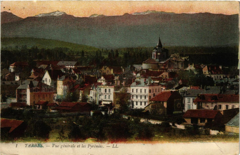 Carte postale ancienne Tarbes - Vue générale et les Pyrenées à Tarbes