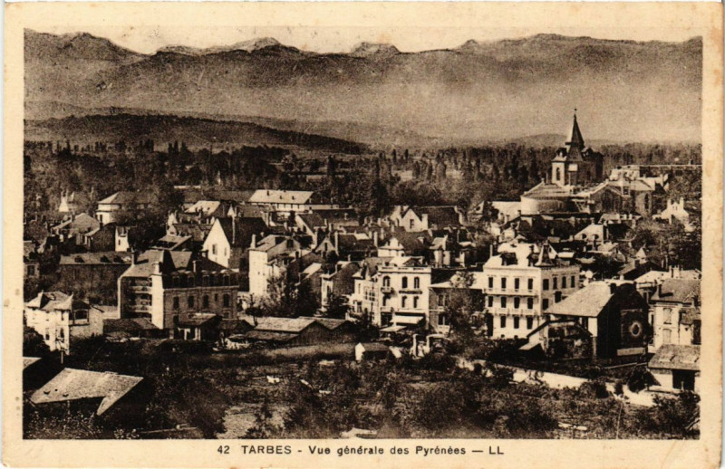 Carte postale ancienne Tarbes - Vue générale des Pyrenées à Tarbes