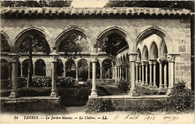 Carte postale ancienne Tarbes - Le Jardin Massey le Cloitre à Tarbes