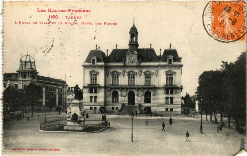 Carte postale ancienne Tarbes - L'Hotel de Ville et le Nouvel Hotel des Postes à Tarbes