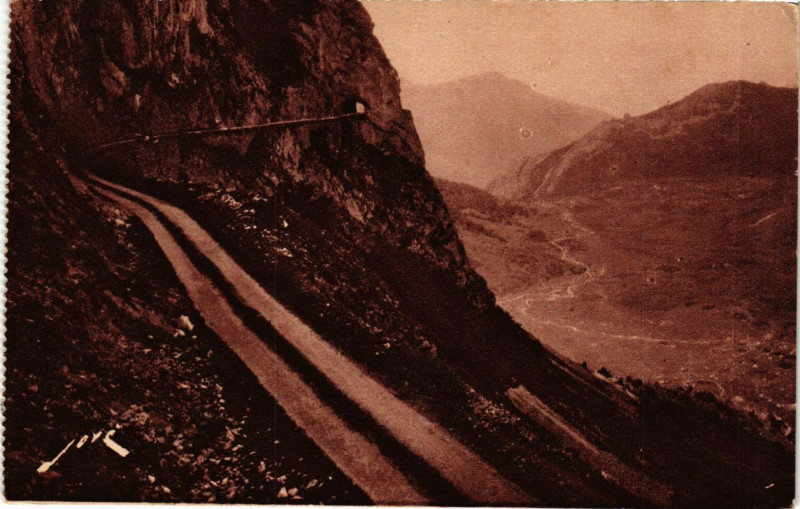 Carte postale ancienne Route THERMale du Col d'Aubisque - Le tunnel aux rochers de Bazen
