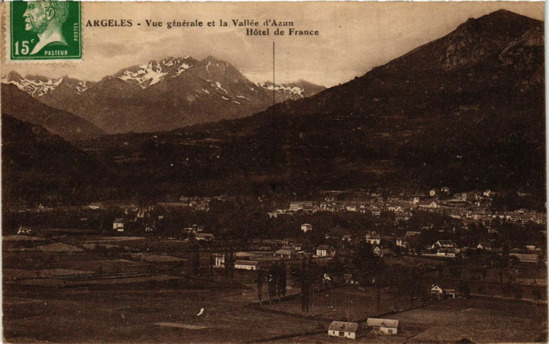 Carte postale ancienne Argeles - Vue générale et la Vallée d'Azun Hotel de France
