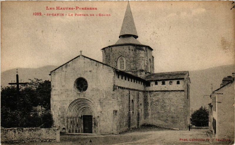 Carte postale ancienne Saint-Savin - Le Portail de l'Eglise à Saint-Savin