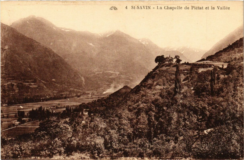 Carte postale ancienne Saint-Savin - La Chapelle de Pietat et la Vallée à Saint-Savin
