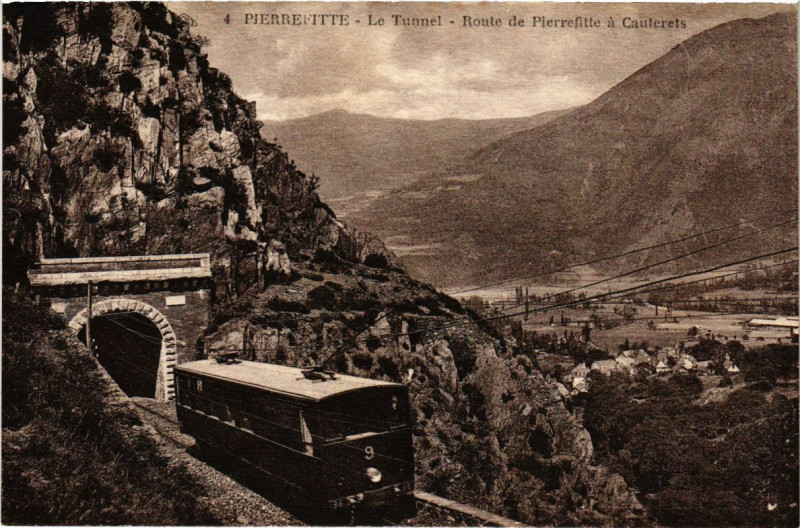 Carte postale ancienne Pierrefitte - Le Tunnel Route de Pierrefitte a Cauterets à Cauterets