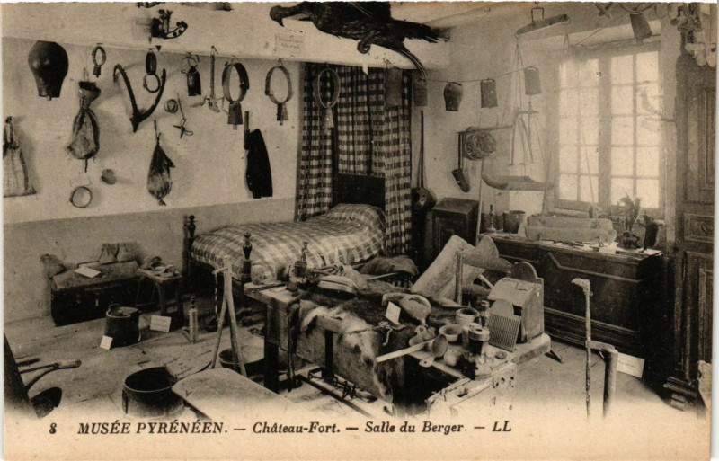 Carte postale ancienne Musée Pyrenéen du Chateau Fort - Salle du Berger à Ger