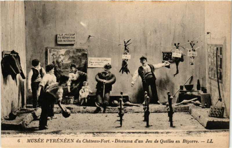 Carte postale ancienne Musée Pyrenéen du Chateau Fort - Diorama d'un Jen de Quilles