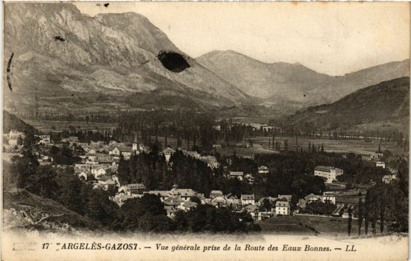 Carte postale ancienne Argeles-Gazost - Vue générale prise de la Route des Eaux-Bonnes à Argelès-Gazost