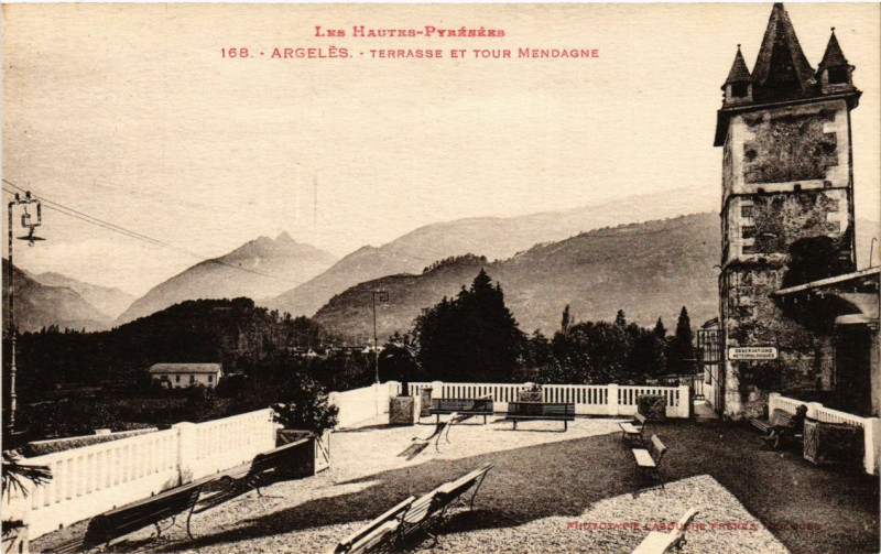 Carte postale ancienne Argeles - Terrasse et Tour Mendagne