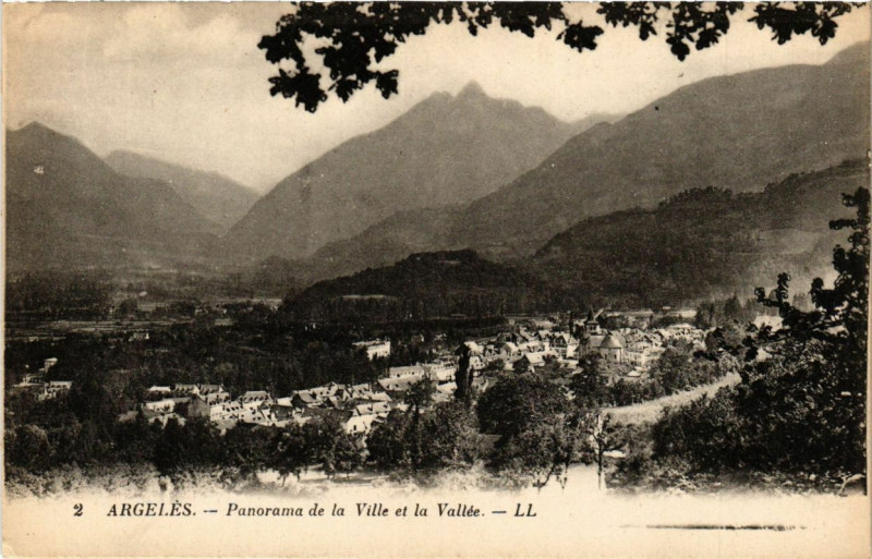 Carte postale ancienne Argeles - Panorama de la Ville et la Vallée
