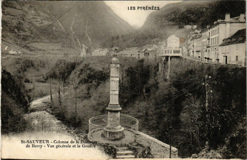 Carte postale ancienne Saint-Sauveur - Colonne de la Duchesse de Berry le Gouffre