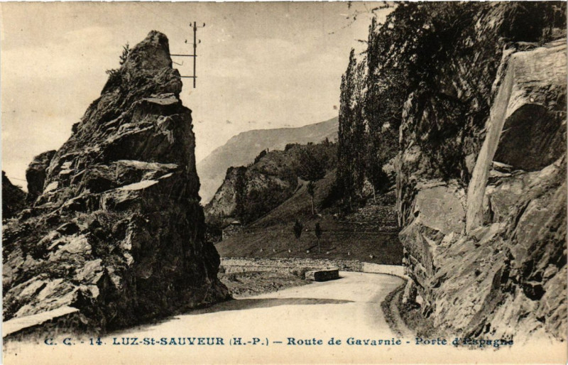 Carte postale ancienne Luz Saint-Sauveur - Route de Gavarnie Porte d'Espagne à Luz-Saint-Sauveur