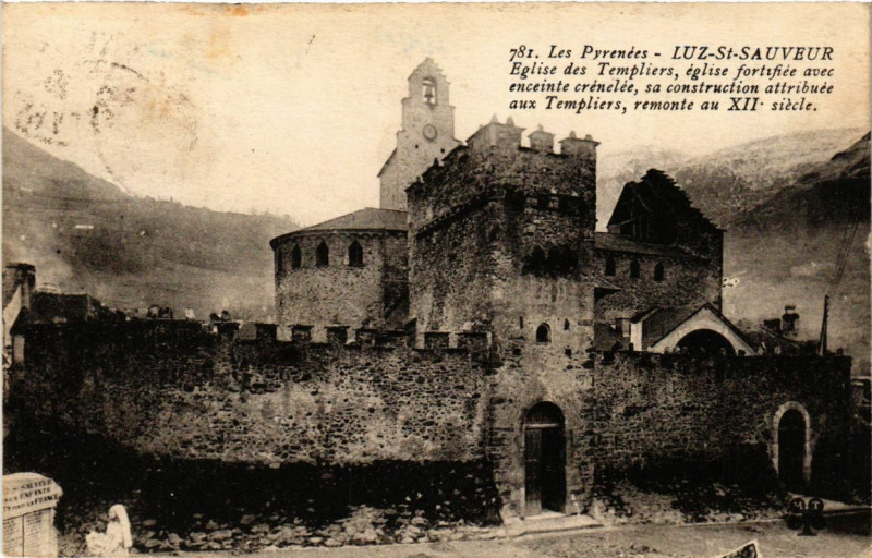 Carte postale ancienne Luz Saint-Sauveur - Eglise des Templiers fortifiée avec crenelée à Luz-Saint-Sauveur