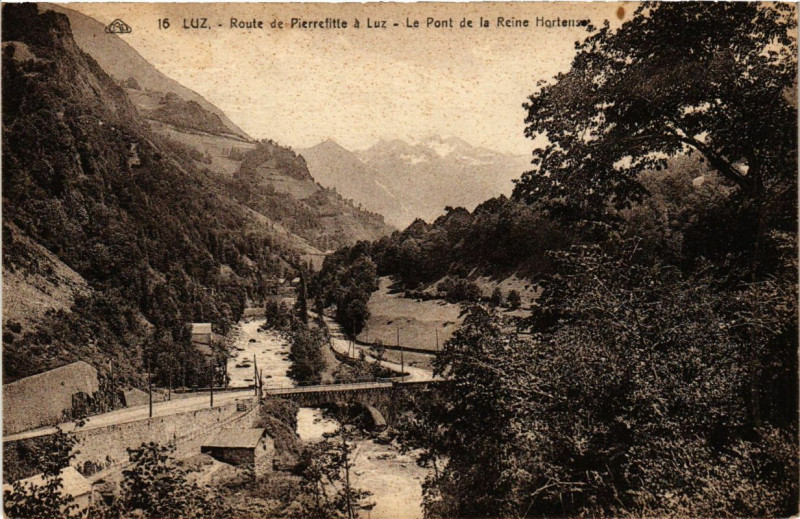 Carte postale ancienne Luz - Route de Pierrefitte a Luz Le Pont de la Reine Hortense à Ens