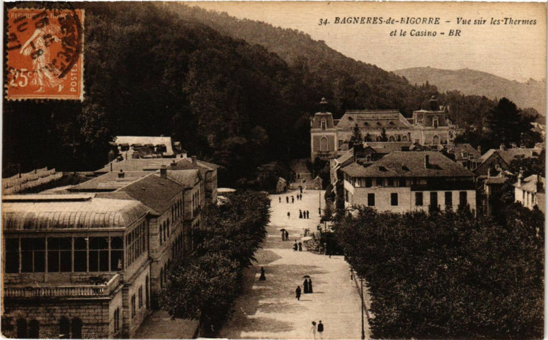Carte postale ancienne Bagneres-de-Bigorre - Vue sur les THERMes et le Casino à Bagnères-de-Bigorre