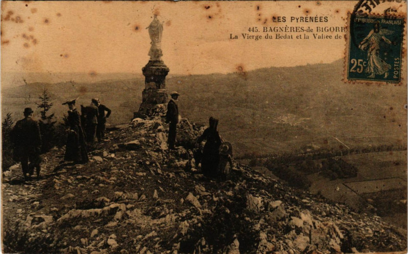 Carte postale ancienne Bagneres-de-Bigorre - La Vierge du Bedat et la Vallée à Bagnères-de-Bigorre