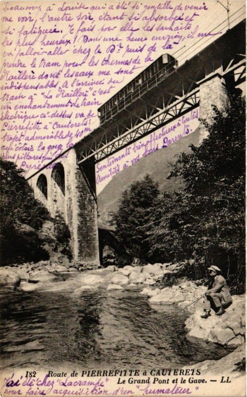 Carte postale ancienne Route a Pierrefitte a Cauterets - Le Grand Pont et le Gave à Cauterets