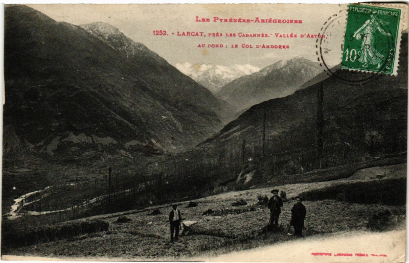 Carte postale ancienne Larcat - Pres les Cabannes Vallée Aston au fond le col d'Andorre