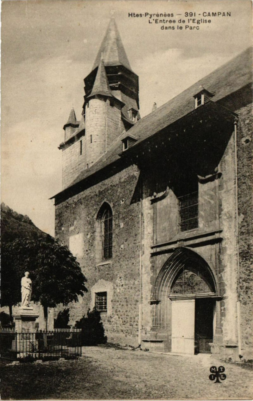 Carte postale ancienne Campan - L'Entrée de l'Eglise dans le Parc à Campan
