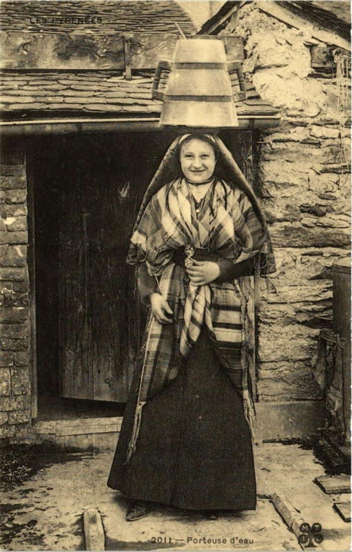 Carte postale ancienne Porteuse d'eau