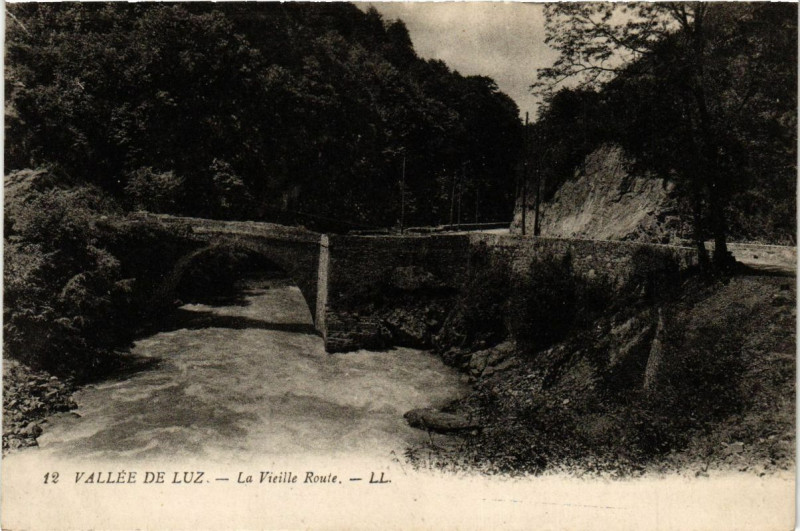 Carte postale ancienne Vallée de Luz - La Vieille Route à Uz