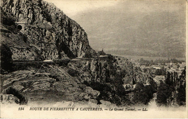 Carte postale ancienne Route de Pierrefitte a Cauterets - Le Grand Tunnel à Cauterets