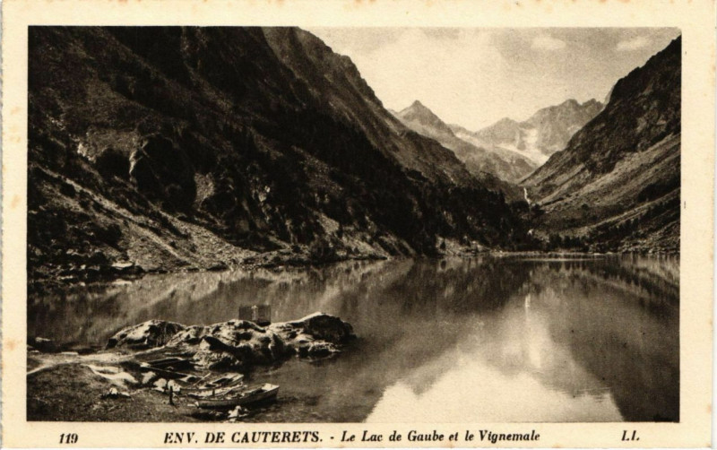 Carte postale ancienne Cauterets - Le Lac de Gaube et le Vignemale à Cauterets
