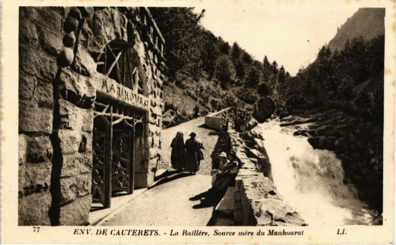 Carte postale ancienne Cauterets - La RAIllere Source mere du Mauhourat à Cauterets