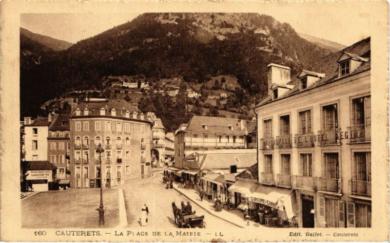 Carte postale ancienne Cauterets - La Place de la Mairie à Cauterets