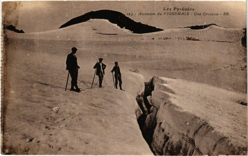 Carte postale ancienne Ascension du Vignemale - Une Crevasse à Ens