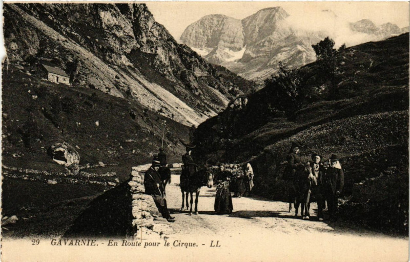 Carte postale ancienne Gavarnie - En Route pour le Cirque