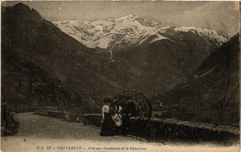 Carte postale ancienne Cauterets - Vue surCAUTERETS et le Cabaliros à Cauterets