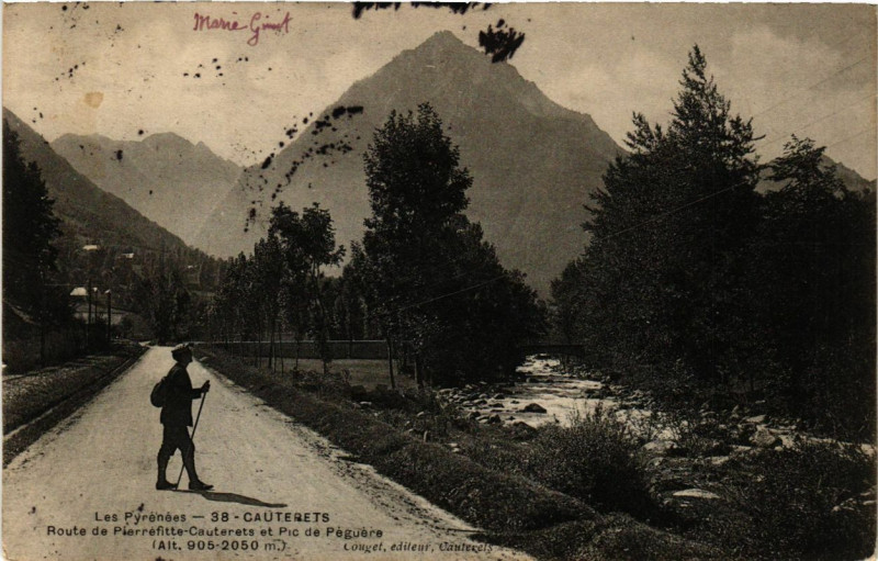 Carte postale ancienne Cauterets - Route de Pierrefitte-Cauterets et Pic de Peguere à Cauterets