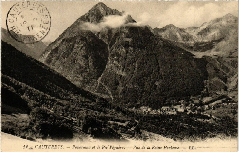 Carte postale ancienne Cauterets - Panorame et le Pic Peguere - Vue de la Reine Hortense à Cauterets