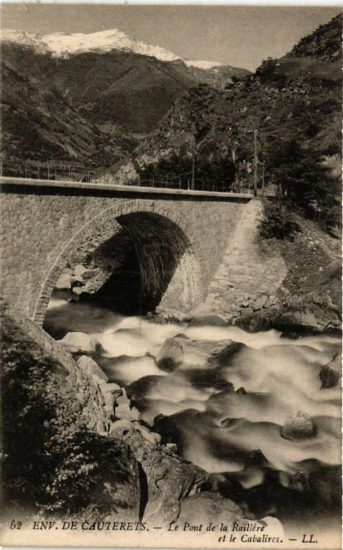 Carte postale ancienne Le Pont de la Raillère et le Cabaliros à Cauterets