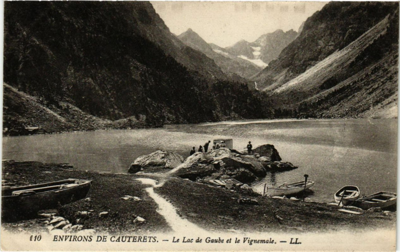 Carte postale ancienne Cauterets - Le Lac de Gaube et le Vignemale à Cauterets