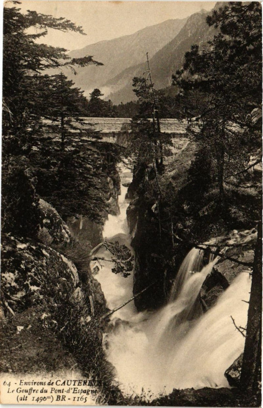 Carte postale ancienne Cauterets - Le Gouffre du pont d'Espagne à Cauterets