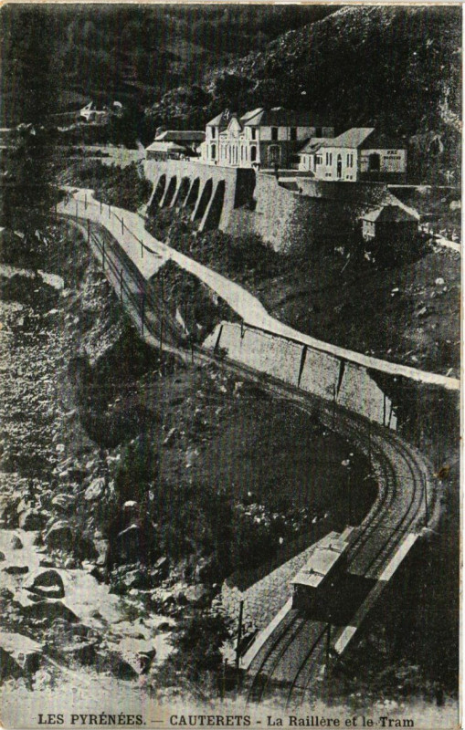 Carte postale ancienne Cauterets - La RAIllere et le Tram à Cauterets