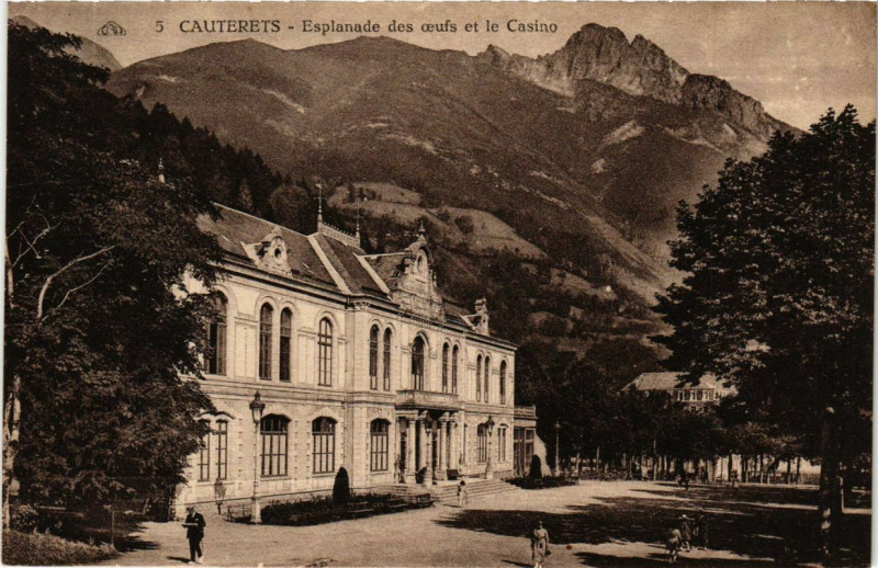 Carte postale ancienne Cauterets - Esplanade de Oeufs et le Casino à Cauterets